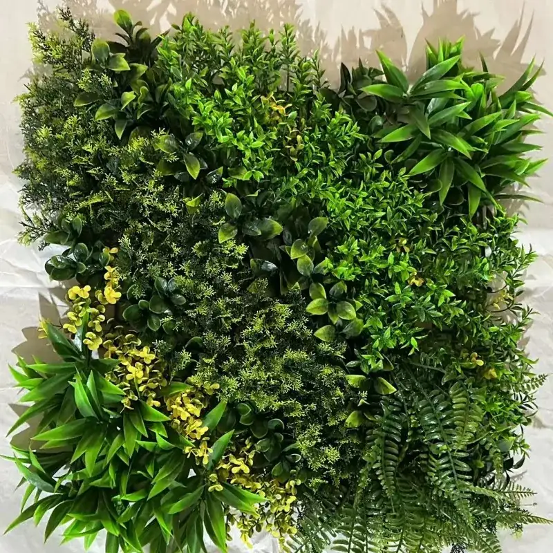Hierba artificial en la pared