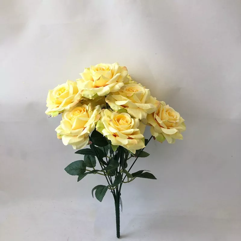 Ramo de rosas artificiales
