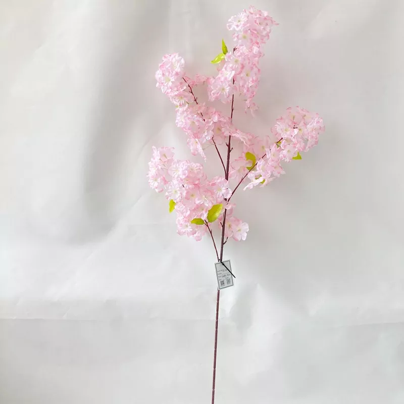 Ramas falsas de cerezo en flor