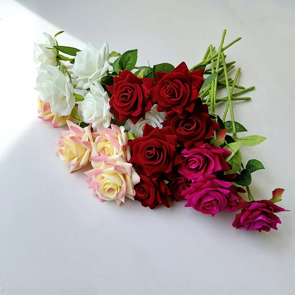 Flores de seda rosa de terciopelo